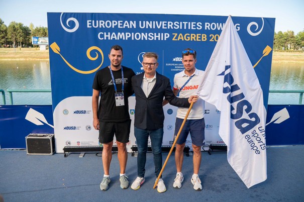 Next year, Hungary will host the European Universities Championship. Zoltán Alföldi, a lecturer at Széchenyi István University (centre), represented the country at the handover of the EUSA flag. (Photo: EUSA Rowing)